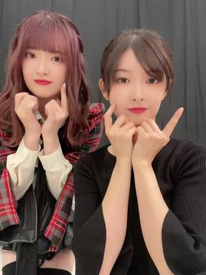 A post by @mutosisters_official on TikTok caption: 撮影中の妹捕まえた👯‍♀️ #武藤小麟 #武藤十夢 #武藤姉妹 #そうだった #初音ミク 