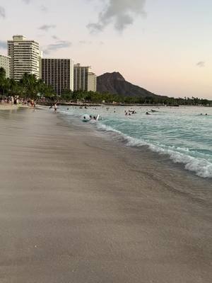 A post by @xoxochii_ on TikTok caption: Gorgeous beach 🌊 #waikiki #honoluluhawaii #hawaiisunset #sunset #beach #beachvibes #oahuhawaii #views #hawaiiviews #beautifulview 