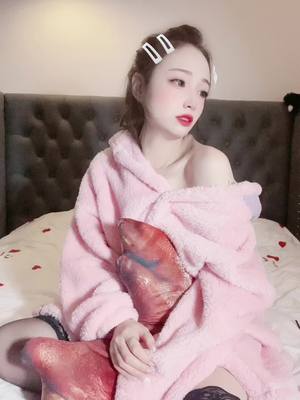 A post by @eva_12066 on TikTok caption: pink pajamas crit💕💕💕#tiktok