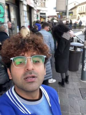 A post by @shoaib_jin on TikTok caption: Non trovo mia #mama #prank #publico #reazione #girls #imbarazzante #shojin 