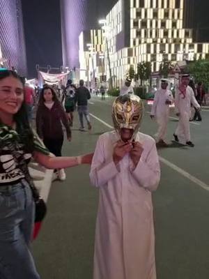 A post by @gemallamas6 on TikTok caption: Le regalé un máscara a un niño árabe. #qatar #mexico #fifaworldcup2022 #Soccer #united #ArabTikTok 