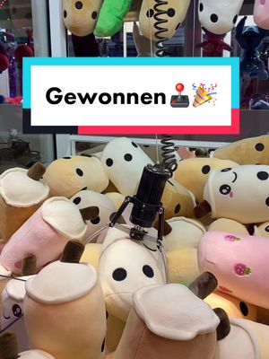 A post by @clawmaniacs on TikTok caption: Wart ihr schon auf dem Cranger Weihnachtszauber?🎅🏻🕹 #kirmes #greifautomat #clawmachine #crange #crangerweihnachtszauber #bubbletea #win #clawmaniacs #grijpautomaat #greifer 