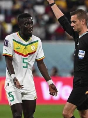 A post by @afriquesportstv on TikTok caption: Pourquoi Idrissa Gana Gueye est suspendu pour les huitièmes de Finale