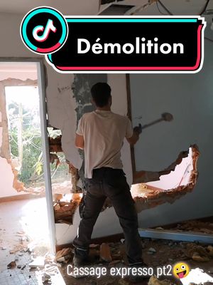 A post by @ulisserzz on TikTok caption: La démolition c'est reconstruire pour du meilleur 😆 Parceque vous le vallée bien 😅 #demolition #batiment #btp #drole #muscle #maison #contruction #habitacion #castout #oncassetout #salledesport #tdm #ouverture