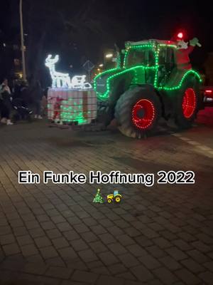 A post by @fendtfahrer08 on TikTok caption: Ein Funke Hoffnung 2022 🎄🚜 #einfunkehoffnung #weihnachten #christmas #trecker 