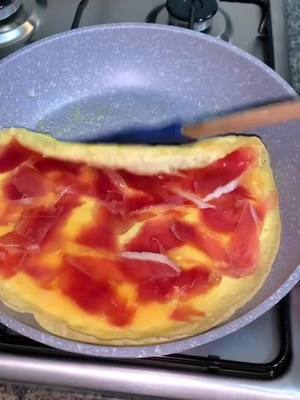 A post by @pruebaestasrecetas on TikTok caption: BOCADILLO DE TORTILLA CON JAMÓN #bocadillo #recetasfaciles #cenasaludable #cenaenpareja #tortilla #tortillaconjamon #aguacate #avocado #comida 