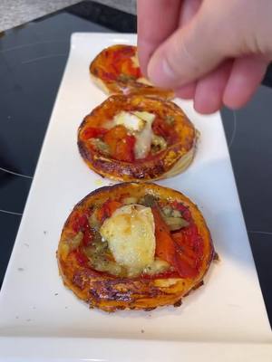 A post by @pruebaestasrecetas on TikTok caption: APERITIVOS DE NAVIDAD🎄🎁 HOJALDRE DE ESCALIVADA Y QUESO DE CABRA #aperitivonavidad #cenadenavidad #comidanavidad #recetasnavidad2022 #queso