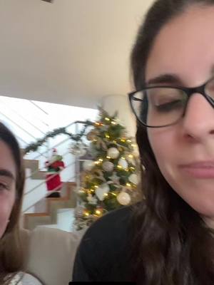 A post by @sabina.sinr on TikTok caption: 3 minutos con mi hermana 😂💗 (el final jajajaja) 