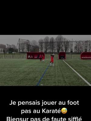 A post by @moussbotbazate on TikTok caption: Quand tu viens jouer au foot mais qu’un apprenti ninja se glisse dans le match … pas de faute, pas de penalty 🤦🏽‍♂️ vous en pensez quoi ?  #football #karatekid #ninjawarrior #pourtoi #usalfortville #faute 