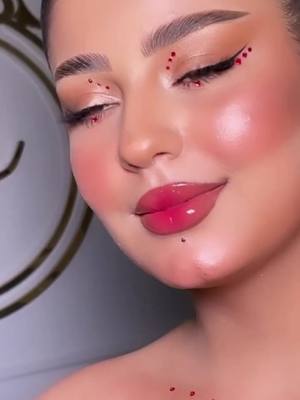 A post by @rojda__makeup on TikTok caption: What do you think of this new year makeup?✨ #rojda_makeup ❤️❤️