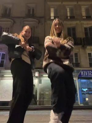 A post by @julievgs__ on TikTok caption: on commence l’hiver trql😝 @Charlotte ♌️ 