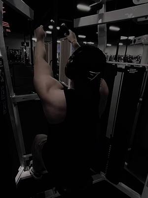 A post by @kingcreechure on TikTok caption: Felt like I looked like shit… then i saw this vid😳 #GymTok #kingcreechure #gymmotivational #gymcontent #chestandback #demonback  