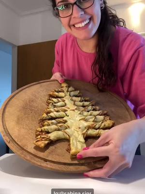 A post by @sabina.sinr on TikTok caption: Arbolito navideño de pesto y queso 🧀🤤 #navidad #Receta #recetas #recetasfaciles #receitasimples #navideño #recetasnavideñas #merychristmas #queso #Recipe #recipes #cocina #cocinar 