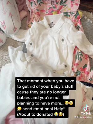 A post by @pi.elcanelaa on TikTok caption: #babiesclothes #mumlife #howtodeclutter #babydeclutter #gilsclothes #cutebabyclothes #blackmoms #momoftiktok #blackmomsoftiktok #momslife #gilrlsmom #motherhood #motherlove