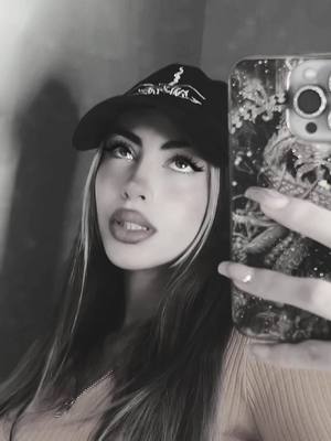 A post by @lauriitaja on TikTok caption: A veces pasa😂 y solo te ríes🤭 Buen Viernes💓  IG: itslauritaa_ja