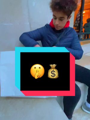 A post by @simon_incroyable on TikTok caption: 200€ ou un sac Mystère ? 🤭💰 ##noel##cadeaudenoel##boitemystere##argentourien##defis##forfun