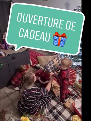 A post by @gpadid_photo on TikTok caption: Ouverture de cadeau 🎁 🥰 #noel #christmas #cadeau #present #crasyfamily #enfantheureux #enfantsparents #amour #ouverturecadeaux #matindenoel #fyp 