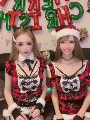 A post by @nyaaaaaachan on TikTok caption: お友達とクリスマスホームパーティした✨✨✨ #クリスマス #コスプレ #fyp #踊ってみた #お姉さん #おすすめにのりたい #運営さん大好き