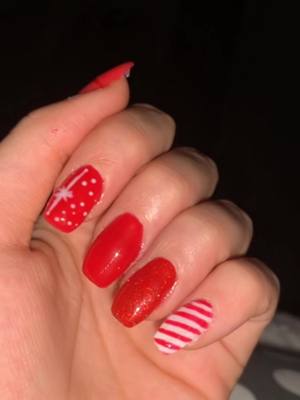 A post by @lilou_sans_tabou on TikTok caption: Je m’ameliore ! Franchement je suis assez fière pour un premier nail art #ongles #capsule #nailsart #noel 