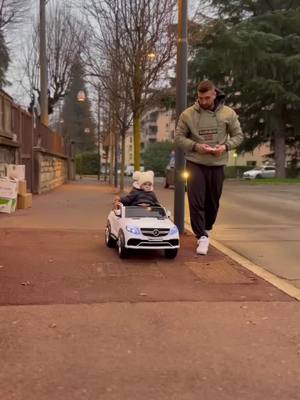 A post by @andreifox95 on TikTok caption: #mercedes #boss #baby #perte #foryou #5pasidebine #happy 