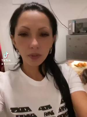 A post by @elenamocanu59 on TikTok caption: #fypviralシ cand tie foame si mananci direct de la sursa 😂😂😂 am si murit😂😂