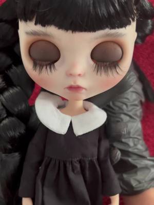 A post by @lovesandberries on TikTok caption: Troca de olhares da Wednesday, que já está a caminho da sua nova casa 🦇 #blythedoll #customblythedoll #customblythedolls #blythecustom #blythebrazil #familyaddams #jennaortega #wednesdayaddams #wandinhaaddams #wandinha 