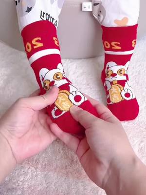 A post by @babytoy33 on TikTok caption: Hurry and arrange it for the baby.#baby #toy #forbaby #socks #fypシ 