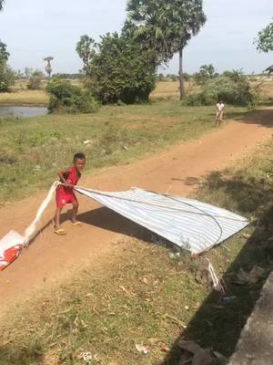 A post by @laboyloy18 on TikTok caption: ខ្លែងធំជាងមនុស្ស🤣🤣