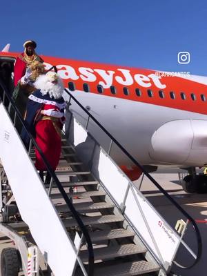 A post by @carrcantos on TikTok caption: Visita de los Reyes Magos a nuestro equipo de @easyjet en Málaga 👑👑👑🐪 #felicesReyes  🖤🍊✈️  