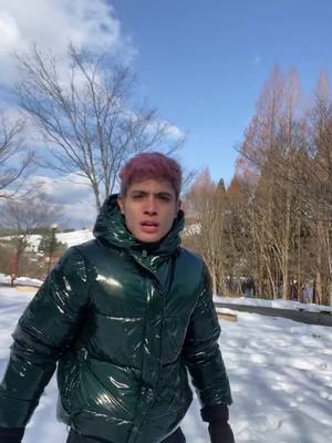 A post by @gustavoks24 on TikTok caption: No entiendo como puede gustarles el frío 🥶😡 #parati #fyp #viral #humor #comedia #teamfrio #nieve #frio 