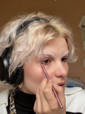 A post by @ehjsuistess on TikTok caption: Toute les petite mamie de l’hôpital m’ont dis que ça m’allait bien 😔#anxietydisorder #anxiety #makeup #maquillage #neurodivergent #hospital #makeuptutorial 