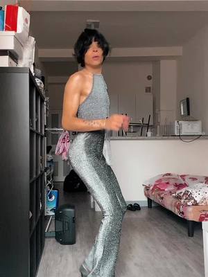 A post by @catalina_la_brune on TikTok caption: #pourtoi #trend #dance 