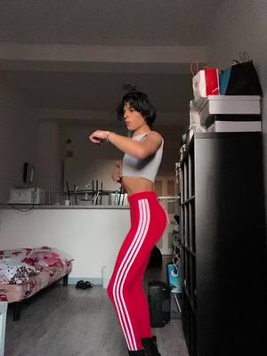 A post by @catalina_la_brune on TikTok caption: #pourtoi #trend #dance 