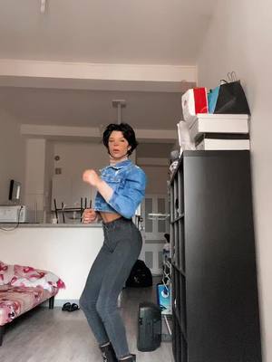 A post by @catalina_la_brune on TikTok caption: #pourtoi #trend #dance 