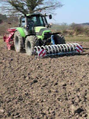 A post by @landwirtschaft___sh on TikTok caption: Motivation auf den Sommer ? ☀😎🌱 #deutz #horsch #lemken #getreide #aussaat  #sommer #Summer #motivation #farming #fyp #fy #viral #farmtok