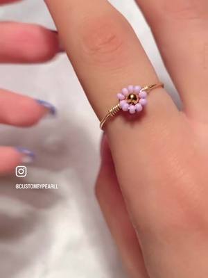 A post by @custombypearll on TikTok caption: Anillo de flor ajustable 🌸 #anillosdealambre #flor #ajustables 