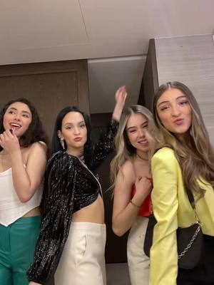 A post by @lauraestrellaaaaa on TikTok caption: el feeling de arreglarte con amigas