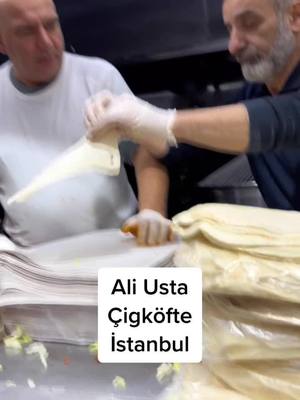 A post by @kink.tv on TikTok caption: #aliusta #cigköfte #çigköfte #istanbul #tüteauf #granatapfel 