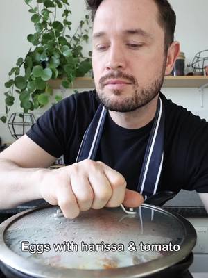 A post by @ismaeelrazavi.esp on TikTok caption: Huevos con harissa y tomate (receta abajo) En el futuro haré mi propia harissa y compartiré la receta. Es una pasta tan sabrosa. No es demasiado picante pero agrega mucho sabor a la comida! Si no puedes conseguir harissa, puedes licuar algunos pimientos asados ​​con un poco de chipotle adobados  Además, hay muchos tipos diferentes de tomates que podrías usar. Cuanto más secos estén, más intenso será el sabor 😋  Use (más o menos) 1 manojo grande de albahaca 25 g de queso parmesano rallado 75 g de tomates secados al sol Harissa al gusto (yo puse 35g) Para los huevos Freí alrededor de 150g de tomates en una cucharada de aceite de oliva hasta que se ablandaron y luego agregué un poco de mi pasta al gusto. Agregué 2 huevos y una vez cocido lo cubrí con queso parmesano!