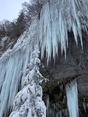 A post by @axelgrmd on TikTok caption: La France regorge d’endroits magnifiques… 😍 tu connais ce coin ? ❄️#fyp #pourtoi #nature #montagne #neige #vacancesdhiver #stalactite 