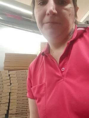 A post by @cestmoicelineg on TikTok caption: routine#vie quotidien#je plie des cartons à pizza #pour toi#abonnetoi❤️❤️🙏 