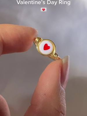 A post by @custombypearll on TikTok caption: Anillo para san Valentín 💌🫶🏻✨  #anillodealambre #ValentinesDay #corazon 