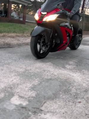 A post by @zx.wes on TikTok caption: Dont give me the hit 😶‍🌫️🫣😂 #zx10r #Kawasaki #gofastdontdie #2wheels #ninja #stretched #2wheels1love #rollrace #bikesoftiktok #gen4 #bmws1000rr #2wheelnation #bmw