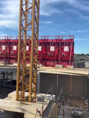 A post by @ilonmateriel on TikTok caption: Location de banche #ilonmateriel #construction #chantier #coffrage #BTP #formwork #grue #perpignan #vinç #ınşaatçıyız #beton #pourtoi 