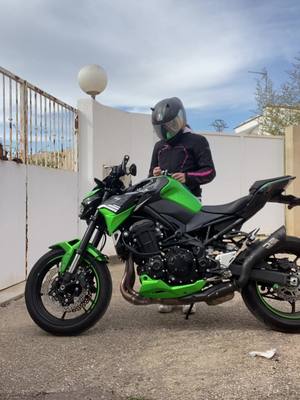 A post by @z900.nat on TikTok caption: Pa que modele😎 #fyp #fypシ #kawasaki #girlrider #bike #kawasakiz900 #kawasexy #kawazteam #kawagirl #parati #kawa #z900 #rider #