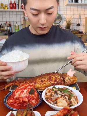 A post by @ddr1688 on TikTok caption: Eat fish today#DanceWithTurboTax #HolidayOREOke #AXERatioChallenge #bts #food🤤🤤🤤 #NextLevelDish #anime