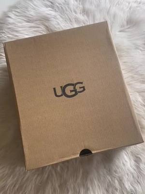 A post by @stacylefebvre on TikTok caption: 𝐄𝐧𝐟𝐢𝐧 𝐞𝐮 𝐦𝐞𝐬 𝐔𝐆𝐆 𝐏𝐥𝐚𝐭𝐞𝐟𝐨𝐫𝐦𝐞🥹🥰 @UGG® #ugg #chaussure #Love #tiktok #fashion #marque #hiver