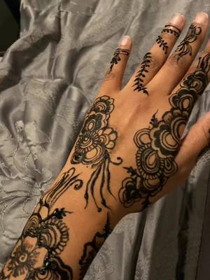 A post by @hennaby.saf on TikTok caption: #blackhenna #eidhenna