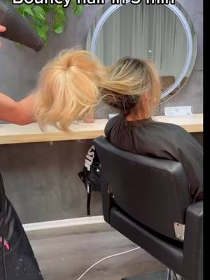 A post by @beautyhairshow on TikTok caption: 15s only!😍#blondehair #hair #hairtutorial #haircolor