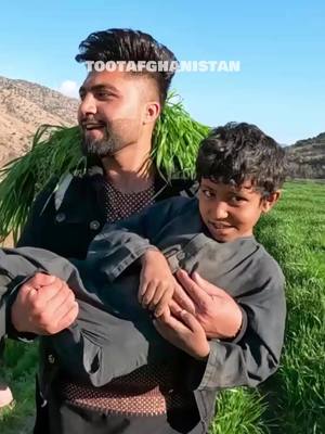 A post by @tootafghanistan on TikTok caption: فهیم با طفل کارگری در مزرعه همراه شده و گوشه ای از کار او را تجربه کرد🙂🧒🏻 #توت #طلوع #قریه_به_قریه #تیک_تاک_افغانی